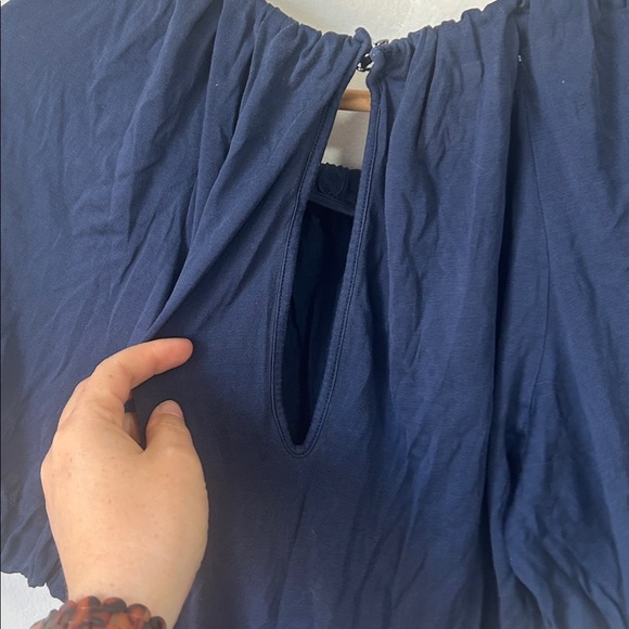 Banana Republic 100% silk navy blue peasant top size medium - Picture 6 of 7